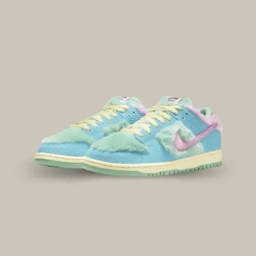 La Nike SB Dunk Low Verdy Visty est un modèle incontournable pour les amateurs de sneakers et de streetwear. Conçue en collaboration avec l’artiste japonais Verdy, cette édition spéciale de la Nike Dunk SB se distingue par son design unique et audacieux. Elle présente des nuances de noir, de blanc et de vert, rehaussées par des touches graphiques exclusives qui reflètent l’univers créatif de Verdy. Confortable et durable, cette Nike SB Dunk allie style et performance avec sa semelle renforcée et son amorti.