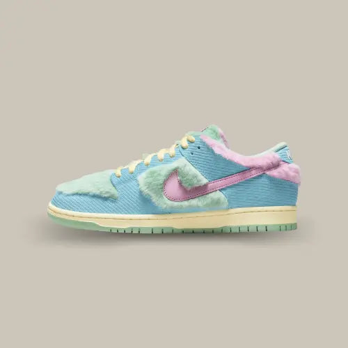 La Nike SB Dunk Low Verdy Visty vue de côté avec sa base en corduroy bleu et ses empiècements en polaire vert et rose. On retrouve également un swoosh rose qui vient contraster avec l'ensemble.