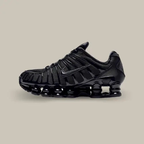 La Nike Shox TL Black vue de côté avec son coloris monochrome noir et sa semelle comprtant le système Shox sur toute la semelle.