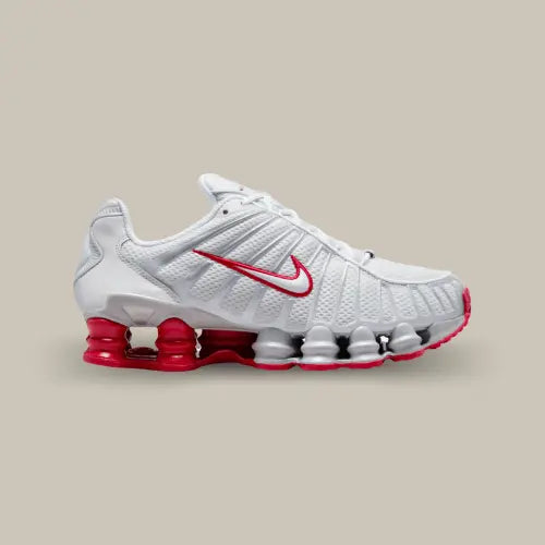 La Nike Shox TL Gym Red vue de côté avec son coloris blanc et ses touche de rouge au niveau du swoosh et de l'arrière de la semelle.