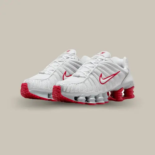 Apportez une touche de dynamisme et de modernité à vos looks avec la Nike Shox TL Gym Red. Cette sneaker au design audacieux associe une tige blanche respirante et des détails rouge vif pour un contraste éclatant. Fidèle à l’ADN Shox, elle intègre la légendaire technologie de colonnes amortissantes, offrant un confort inégalé et une réactivité exceptionnelle à chaque pas. Avec son allure futuriste et ses finitions impeccables, la Nike Shox TL Gym Red est parfaite pour affirmer votre style.