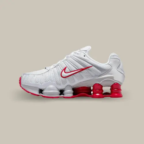 La Nike Shox TL Gym Red vue de côté avec son coloris blanc et ses touche de rouge au niveau du swoosh et de l'arrière de la semelle.