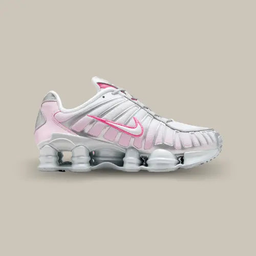 La Nike Shox TL Pink Foam vue de côté avec son degradé allant du blanc au rose. On retrouve des touches de rose au niveau du swoosh et la technologie Shox sur toute la semelle.