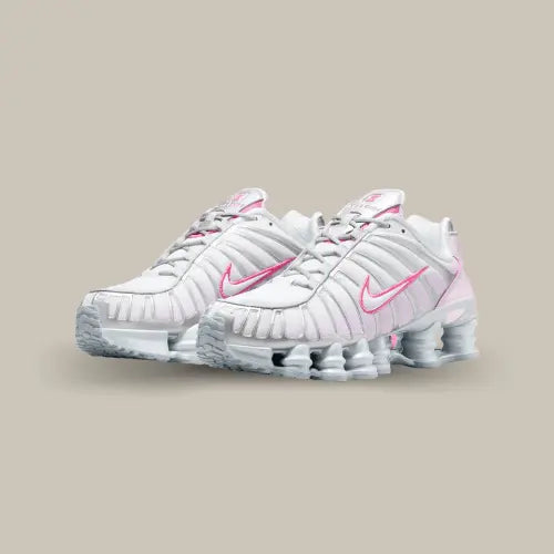 Ajoutez une touche de dynamisme à votre style avec la Nike Shox TL Pink Foam ! Cette paire audacieuse allie design futuriste et confort inégalé grâce à son système d'amorti Shox à colonnes. Habillée d'un blanc immaculé avec des détails rose vif, elle incarne parfaitement l'équilibre entre performance sportive et esthétique tendance. Sa tige en mesh assure une respirabilité optimale, tandis que ses matériaux robustes garantissent une durabilité exceptionnelle. Idéale pour compléter vos tenues streetwear.