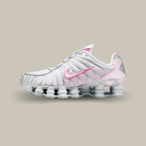 La Nike Shox TL Pink Foam vue de côté avec son degradé allant du blanc au rose. On retrouve des touches de rose au niveau du swoosh et la technologie Shox sur toute la semelle.