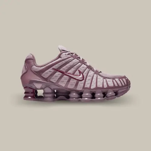 La Nike Shox TL Pumice Night Maroon vue de côté avec son coloris marron et son système Shox sur toute la semelle.