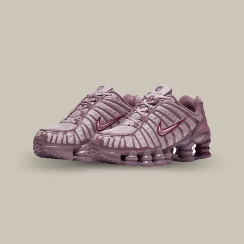 La Nike Shox TL Pumice Night Maroon est l'incarnation parfaite d'un style futuriste et audacieux. Avec sa teinte douce de Pumice, rehaussée par des accents Night Maroon métallisés, cette sneaker apporte une touche sophistiquée et originale à toutes vos tenues. Conçue pour allier confort et performance, elle est dotée de la technologie emblématique Nike Shox, avec ses colonnes d’amorti réactives qui absorbent les chocs tout en offrant un retour d'énergie optimal.