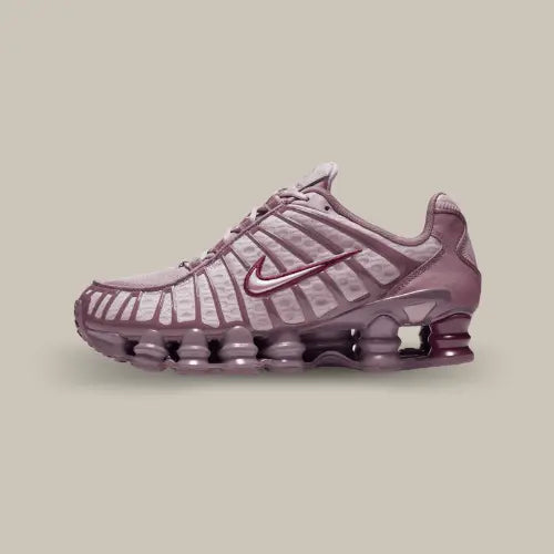 La Nike Shox TL Pumice Night Maroon vue de côté avec son coloris marron et son système Shox sur toute la semelle.