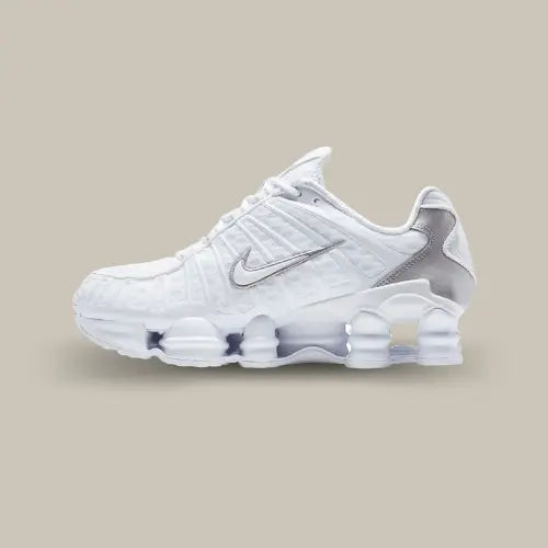 La Nike Shox TL White Metallic Silver vue de côté avec sa base blanche et ses touches de gris au niveau du swoosh et du talon. On retrouve la semelle comportant le système Shox sur toute la semellle.