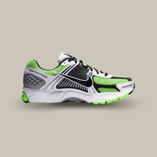 La  Nike Zoom Vomero 5 Electric Green Black avec ses touches de vert, argent et noir.