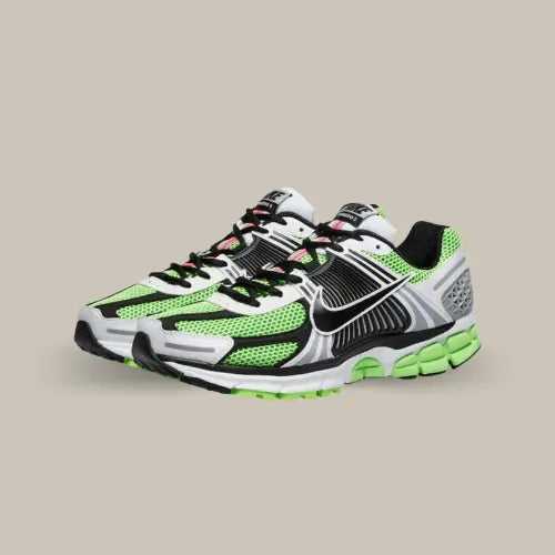 La Nike Zoom Vomero 5 Electric Green Black possède une base en&nbsp;mesh,&nbsp;daim synthétique&nbsp;et&nbsp;TPU avec des touches de noir, vert et argent. On retrouve une midsole blanche et verte comportant le système Zoom Air pour vous assurez un confort inégalé.