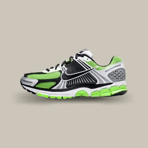 La  Nike Zoom Vomero 5 Electric Green Black avec ses touches de vert, argent et noir.