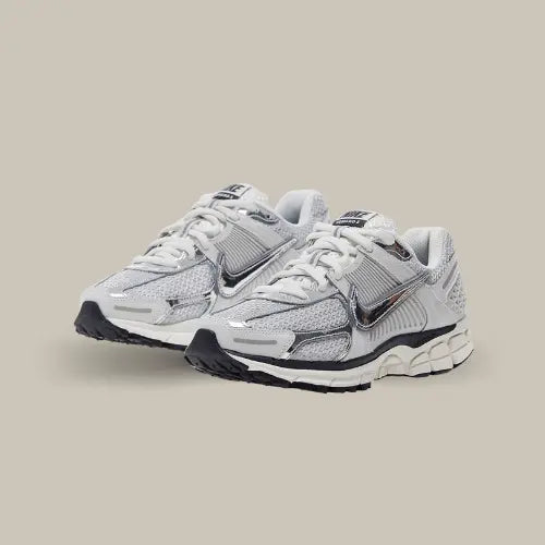 La Nike Zoom Vomero 5 Photon Dust possède une base en mesh, daim synthétique et TPU dans des nuances de blanc et de gris. On retrouve un swoosh brillant qui s'accorde avec les lignes se trouvant à l'avant de la paire.&nbsp;