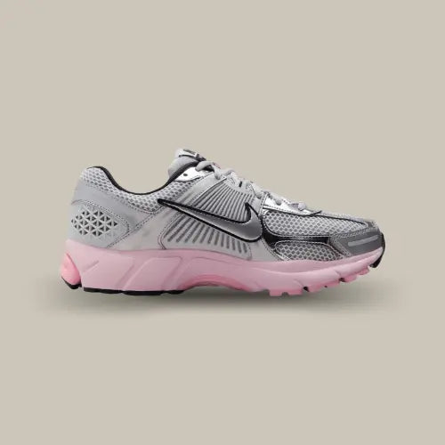 La Nike Zoom Vomero 5 Photon Dust Pink Foam vue de côté avec son coloris gris et ses touches de roses.