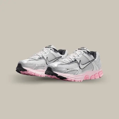 La Nike Zoom Vomero 5 Photon Dust Pink Foam est une sneaker qui marie parfaitement l'élégance avec une touche moderne. Ce modèle se distingue par sa palette de couleurs douces, où le gris clair recouvre la tige en mesh respirant, offrant une sensation de légèreté et de confort. Les accents de rose ajoutent une note délicate, parfaite pour ceux qui recherchent une sneaker à la fois stylée et polyvalente.