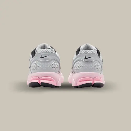 L'arrière de la Nike Zoom Vomero 5 Photon Dust Pink Foam avec sa base de couleur grise et sa semelle comportant des touches de rose.