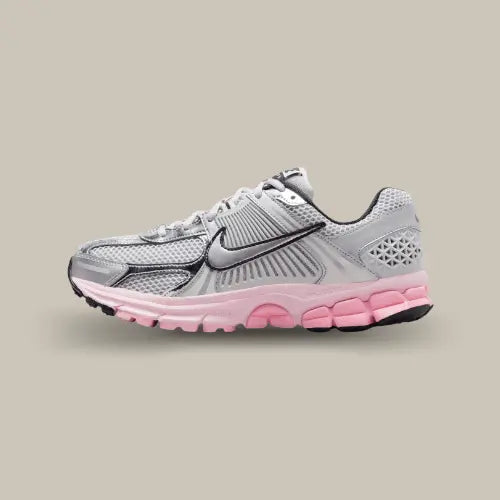 La Nike Zoom Vomero 5 Photon Dust Pink Foam vue de côté avec son coloris gris et ses touches de roses.