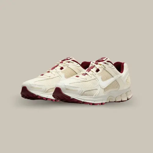 La Nike Zoom Vomero 5 Valentine's Day possède une base en mesh, daim synthétique et TPU dans un coloris blanc cassé accompagné de détails bordeaux au niveau de la semelle, de la languette et de la doublure.