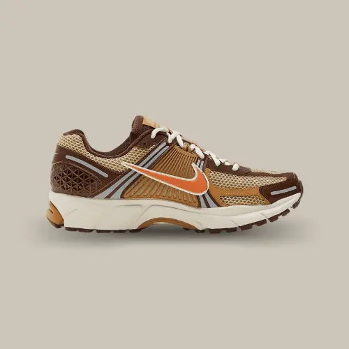 La Nike Zoom Vomero 5 Wheat Grass Cacao Wow avec ses nuances de marrons et son swoosh marron brun.