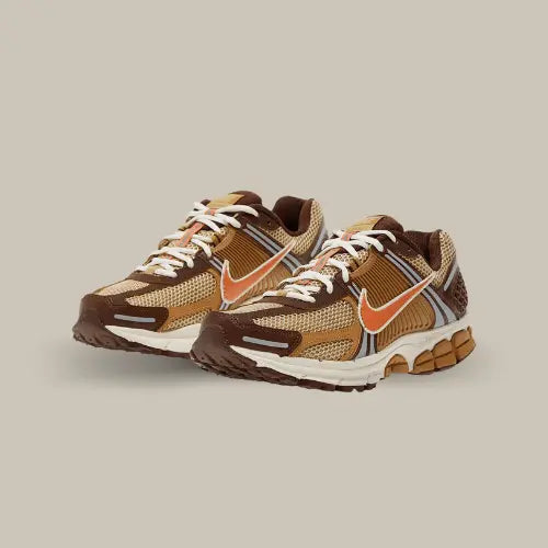 La Nike Zoom Vomero 5 Wheat Grass Cacao Wow possède une base en&nbsp;mesh, daim synthétique et TPU&nbsp;avec différentes nuances de marrons. On retrouve un swoosh marron brun qui se fond dans la paire. On retrouve une midsole blanche et marron comportant le système Zoom Air.