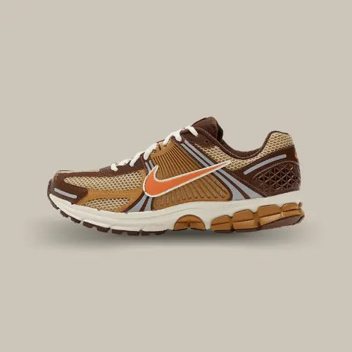 La Nike Zoom Vomero 5 Wheat Grass Cacao Wow avec ses nuances de marrons et son swoosh marron brun.