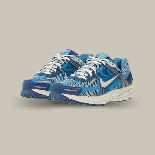 La Nike Zoom Vomero 5 Worn Blue&nbsp;possède une base en&nbsp;mesh,&nbsp;daim synthétique&nbsp;et&nbsp;TPU&nbsp;dans un coloris bleu. On retrouve un swoosh blancqui s'accorde avec la midsole. Un modèle rétro hyper tendance qui mettra de la couleur à vos outfits.