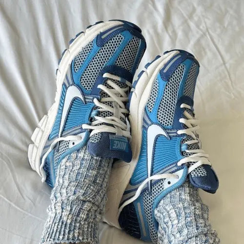 La Nike Zoom Vomero 5 Worn Blue portée avec des grosses chaussettes.