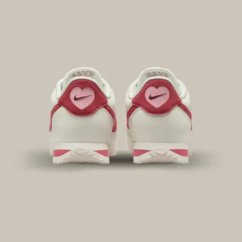 L'arrière de la Nike Cortez SE Valentine's Day (2024) avec son heel tab où su trouve un coeur rose avec le signe nike à l'intérieur.