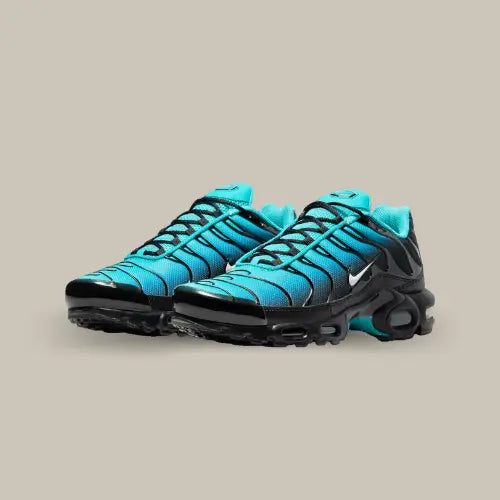 La Nike Air Max Plus TN Light Retro Blue possède une base en mesh avec un dégradé allant du bleu clair au bleu foncé et des empiècements en TPU noir. On retrouve une semelle noir se mariant totalement avec la paire et comportant les célèbres bulles visibles du système "Tuned Air".