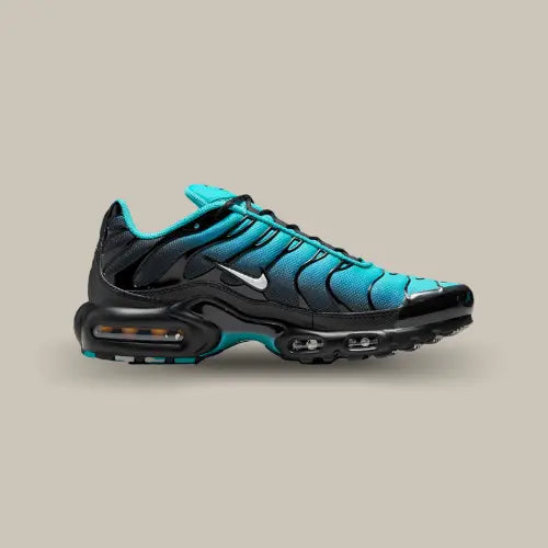 La Nike Air Max Plus TN Light Retro Blue avec son dégradé de couleur allant du bleu clair au bleu foncé et sa semelle noir comportant les bulles d'air visibles.