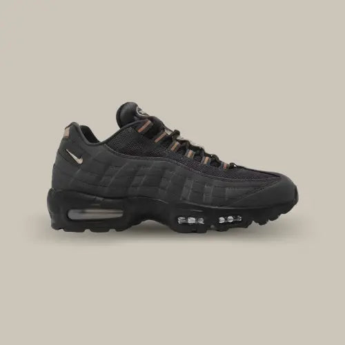 La Nike Air Max 95 Central Cee "Live Yours" vue de côté avec sa base en mesh et cuir noir et ses détails couleurs bronze.