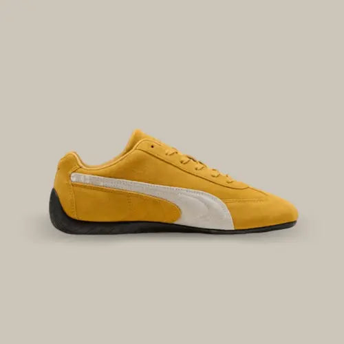 La Puma Speedcat OG Archive Gold White vue de côté avec sa base en daim jaune et sa bande Puma de couleur blanche.