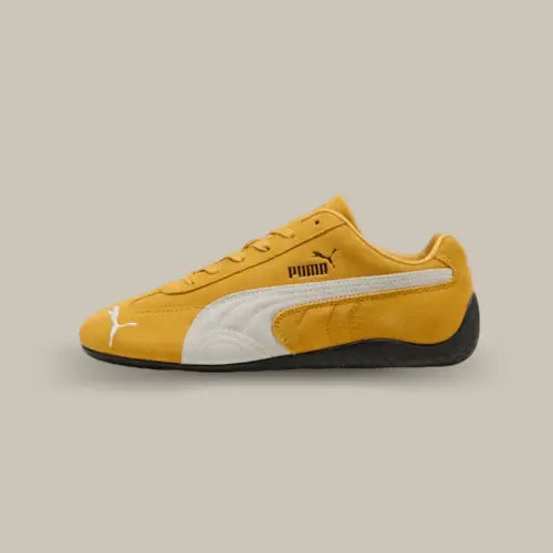 La Puma Speedcat OG Archive Gold White vue de côté avec sa base en daim jaune et sa bande Puma de couleur blanche assortie au logo sur le deavnt du pied. On retrouve également le symbole Puma au dessus de la bande.